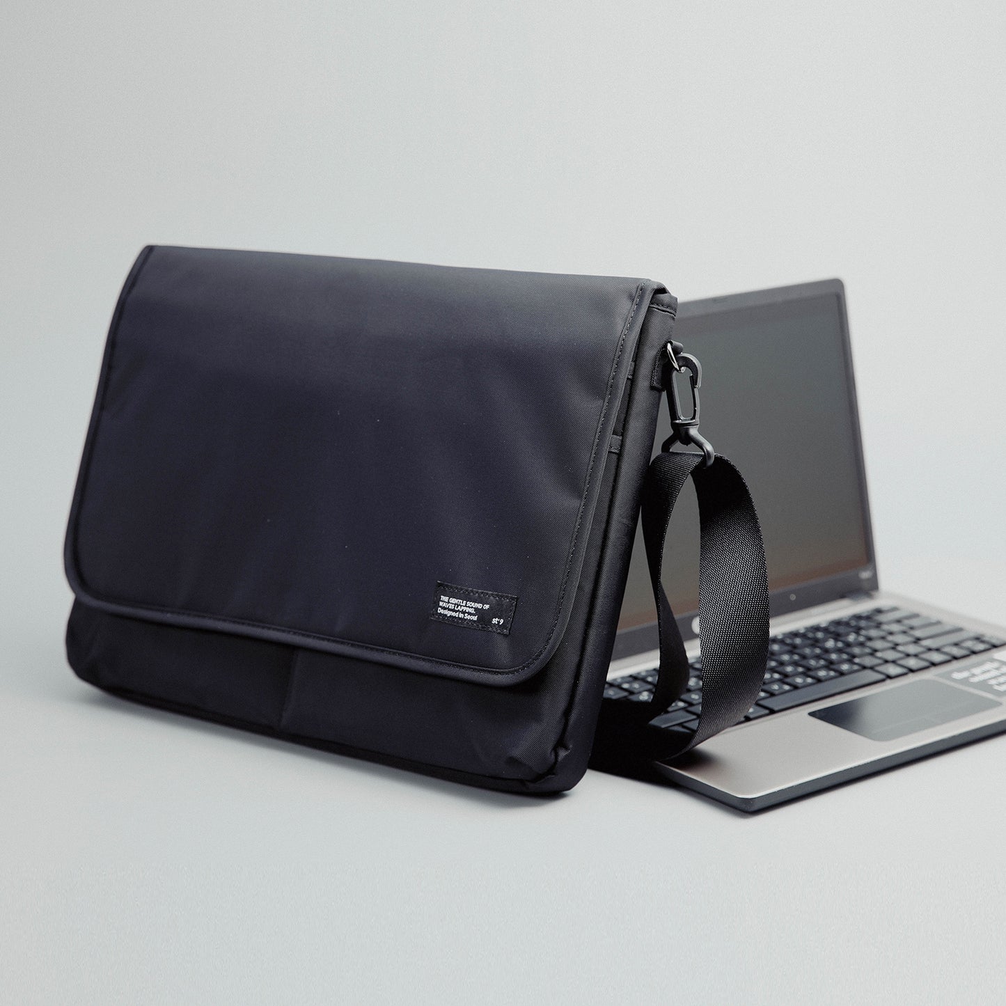 st9-l-size-15-6-16-inch-black-laptop-sleeve-padded-shoulder-bag-travel-carry-case-lato at www.mallsonline.com.au