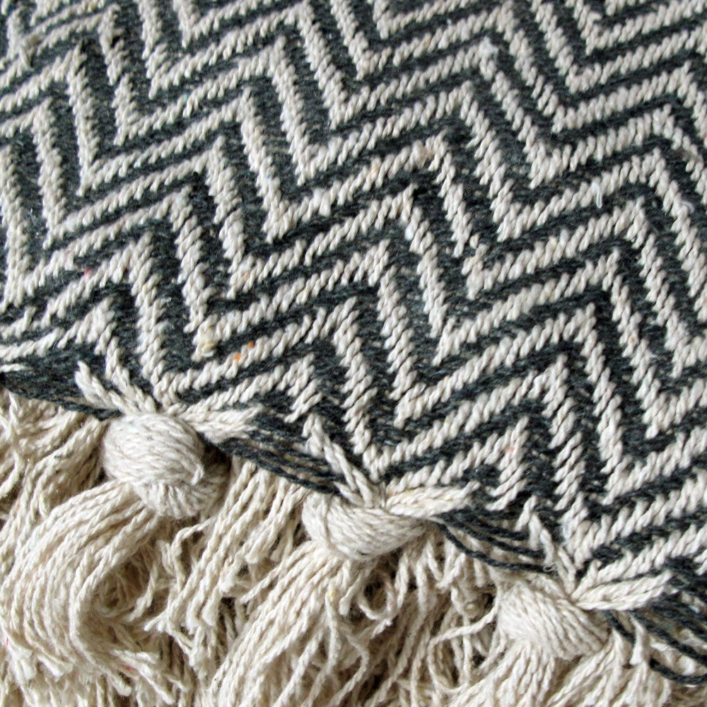 cotton-fringe-throw-rug-chevron-charcoal